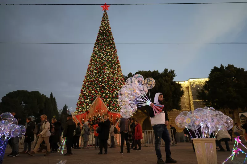 Un hombre vende globos decorados con luces antes de Navidad en Belén, en el West Ban ocupado por Israel