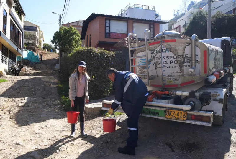 La diseñadora gráfica Clara Escobar recoge agua potable de un camión de agua en La Calera, cerca de Bogotá, el 10 de abril de 2014.