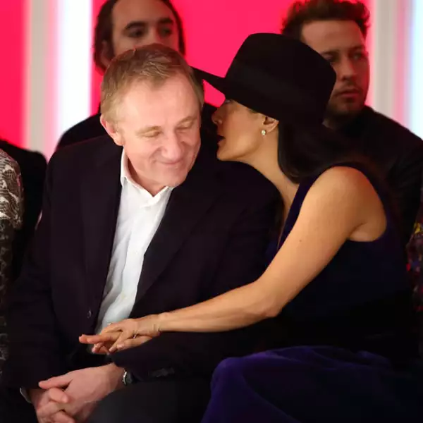 La pareja en front row derrochando amor.