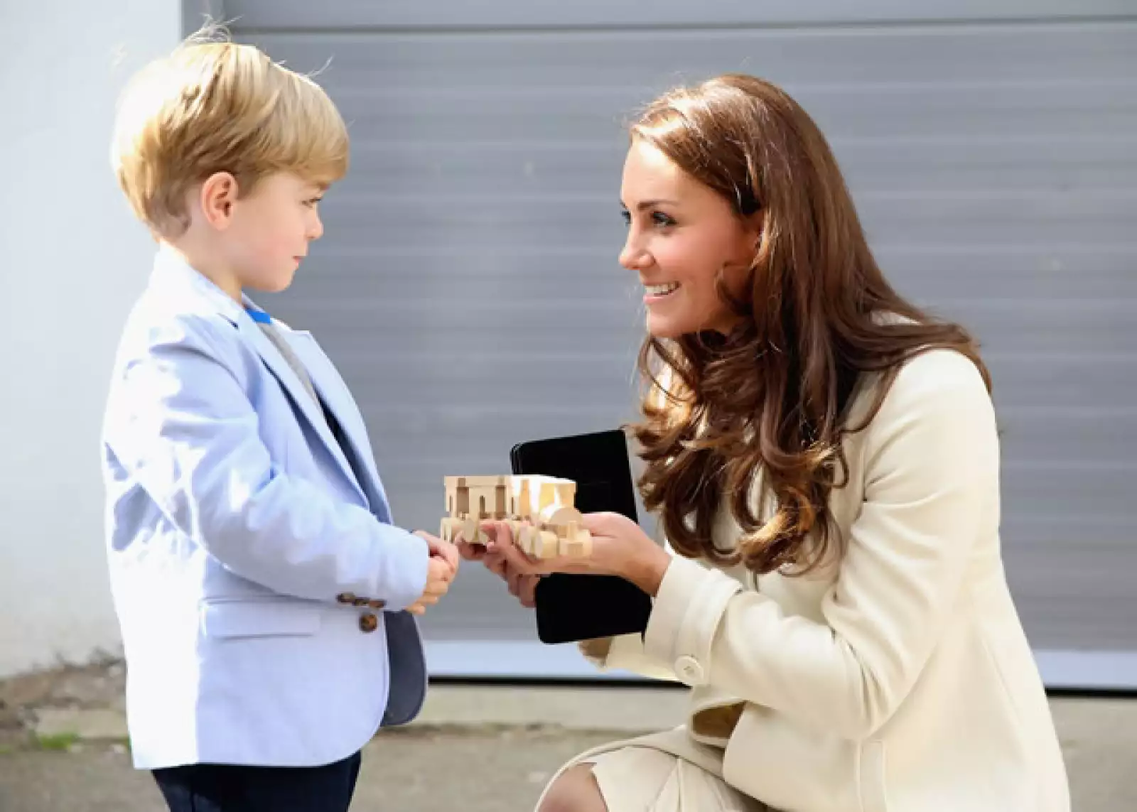 Kate se mostró conmovida al ver lo que Ollie traía en manos.