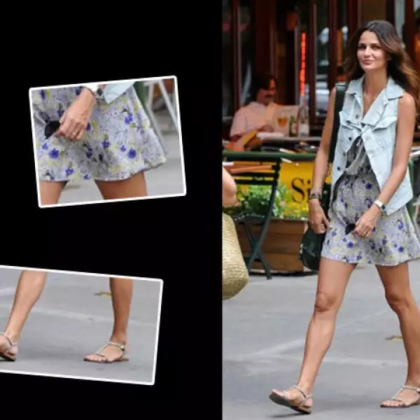 La modelo brasileña Fernanda Motta, usa también gladiadoras, y trae un  chaleco que va perfecto con su vestidito floreado.