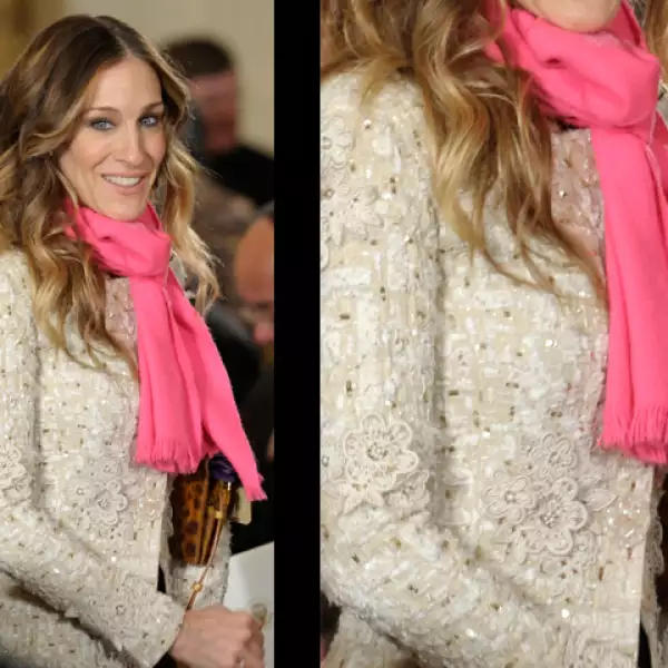 La actriz de ´Sex & the City´adora rodear su cuello con detalles de color.