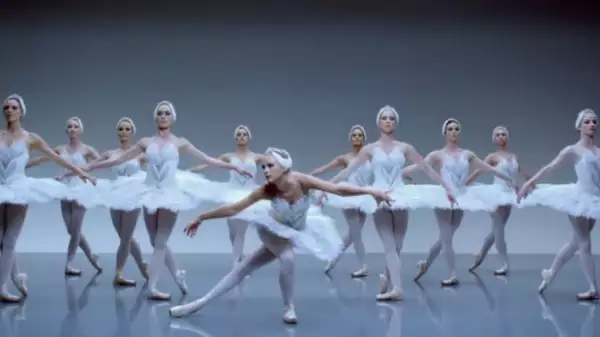 Al puro estilo de El lago de los cisnes, Taylor hizo su propia interpretación.