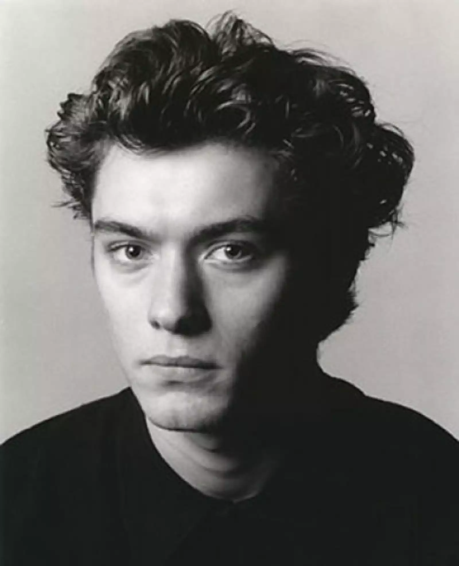 1997 (25 años). Su carrera fue catapultada en 1994 en la película `Shopping´ y desde entonces ha protagonizado más de 20 filmes. En dicha producción comparte créditos con la actriz y modelo Sadie Frost, quien luego se convirtió en su esposa.