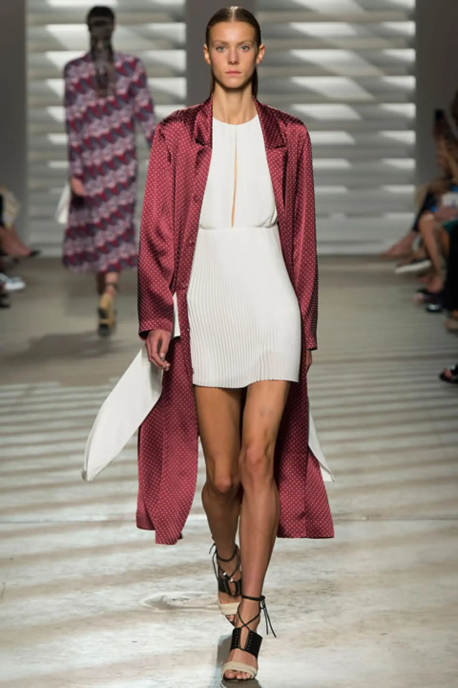 Haz como Tahkoon y levanta tu look en blanco con un saco color Marsala.