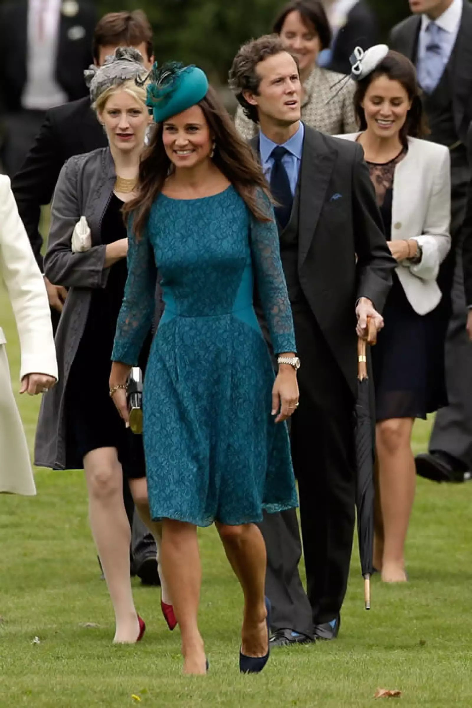 Pippa Middleton, radiante, acudió sola a la boda de los amigos de la Familia Real.