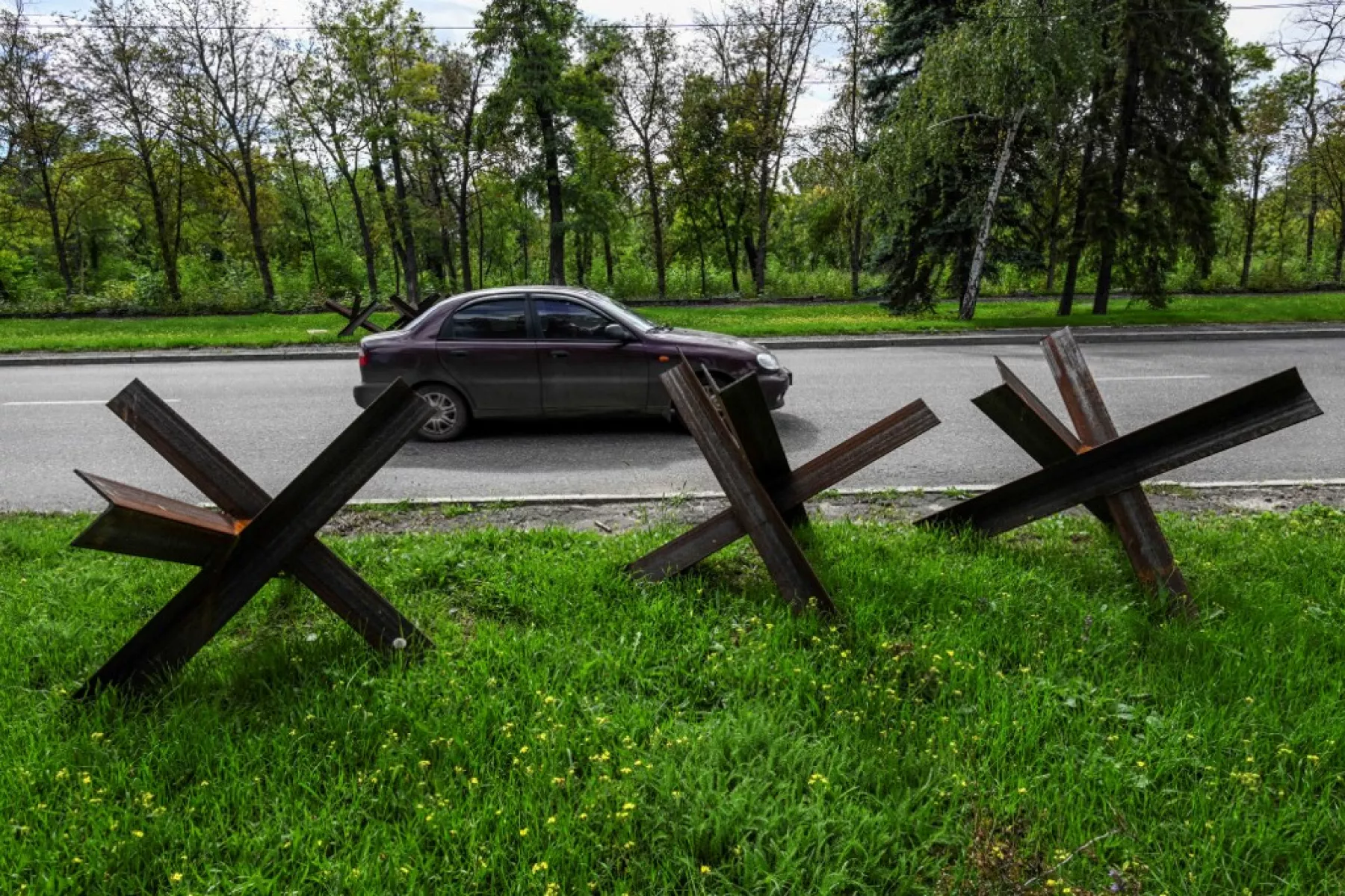 Un auto pasa obstaculos en Kramatorsk, en la región de Donestk, en el este de Ucrania. 