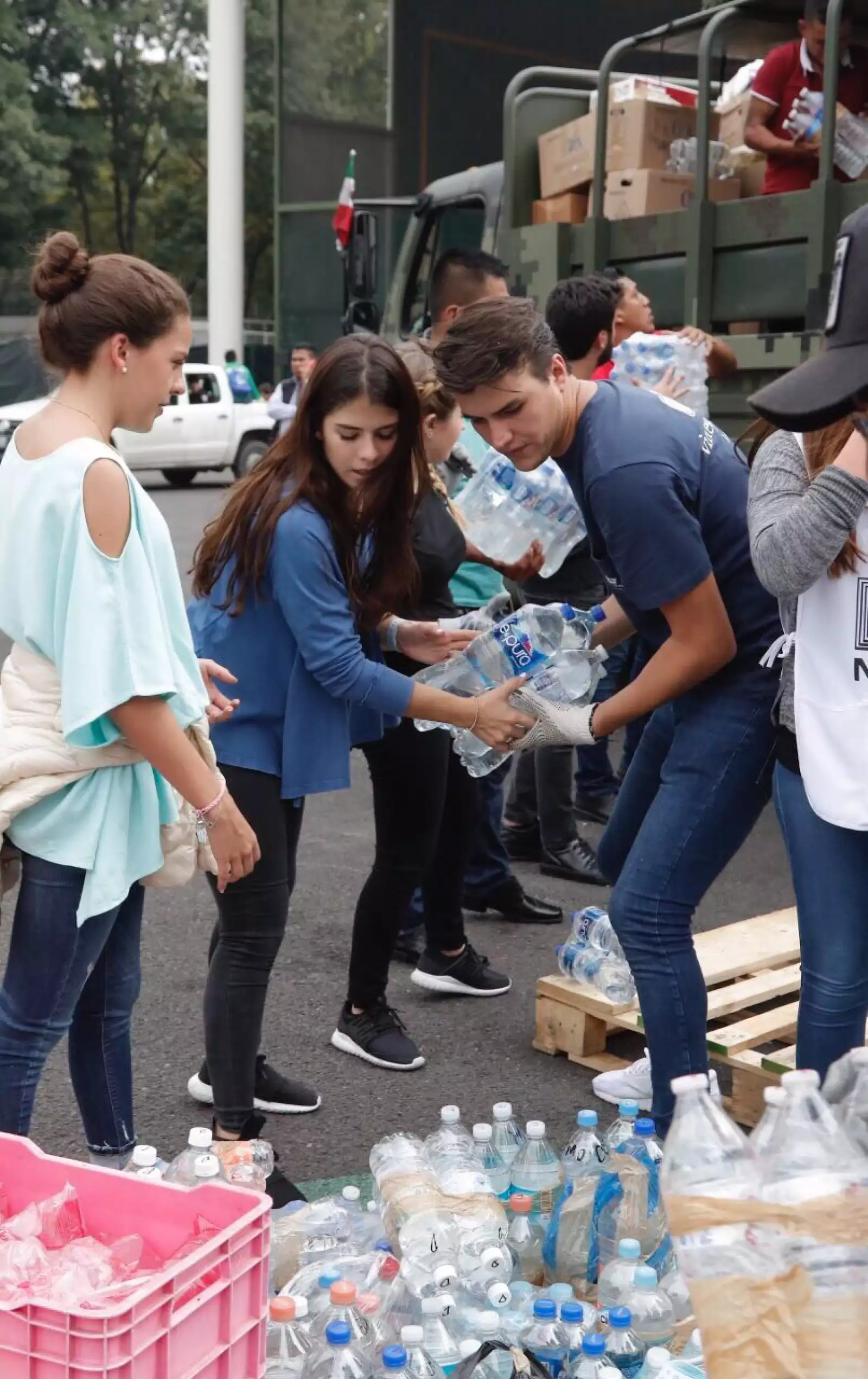 Paulina Peña con su novio juntando víveres en el centro de aco