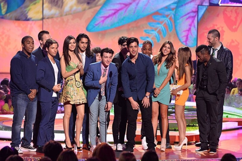 Nathan Kress, Noah Munck, Victoria Justice, Drake Bell, Avan Jogia, Matt Bennett, Josh Peck, Leon Thomas III, Daniella Monet, Maree Cheatham, Ariana Grande y Cameron Ocasio