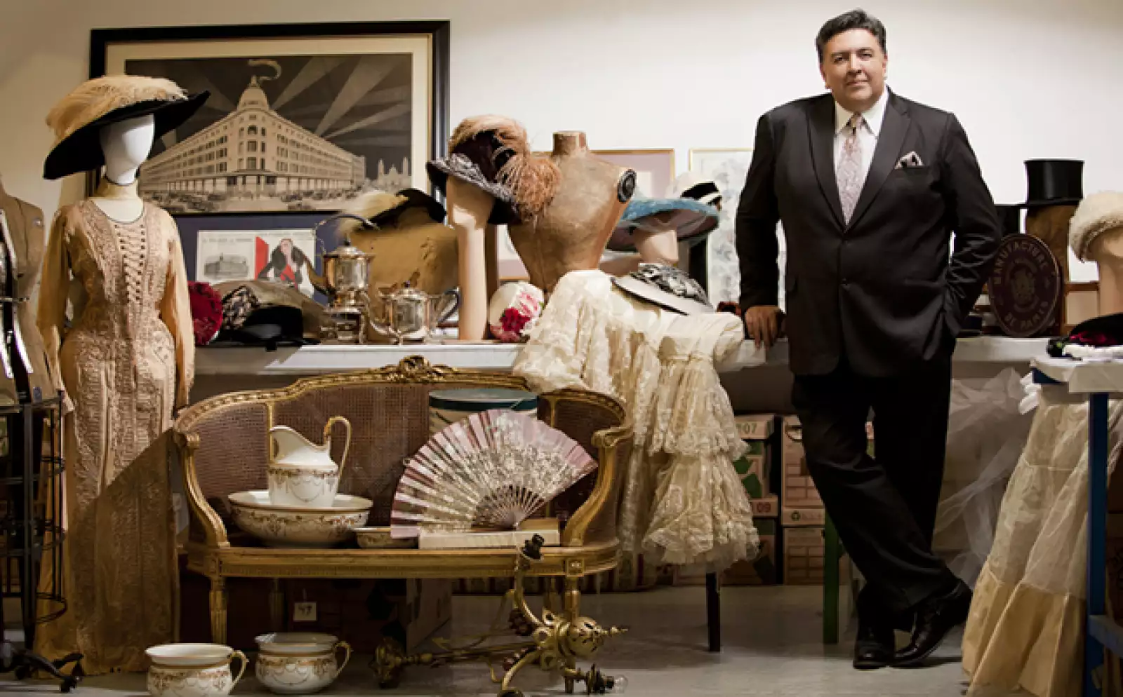 “Para mí, las antigüedades son mágicas”, dice el director de Hogar de Palacio de Hierro, Rodrigo Flores, quien encabeza la labor de recuperación de piezas exhibidas para la exposición de aniversario.