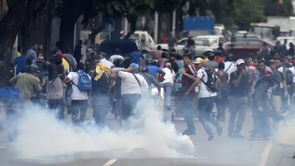 Los manifestantes fueron dispersados con gases lacrimógenos por parte de las autoridades de seguridad venezolana.