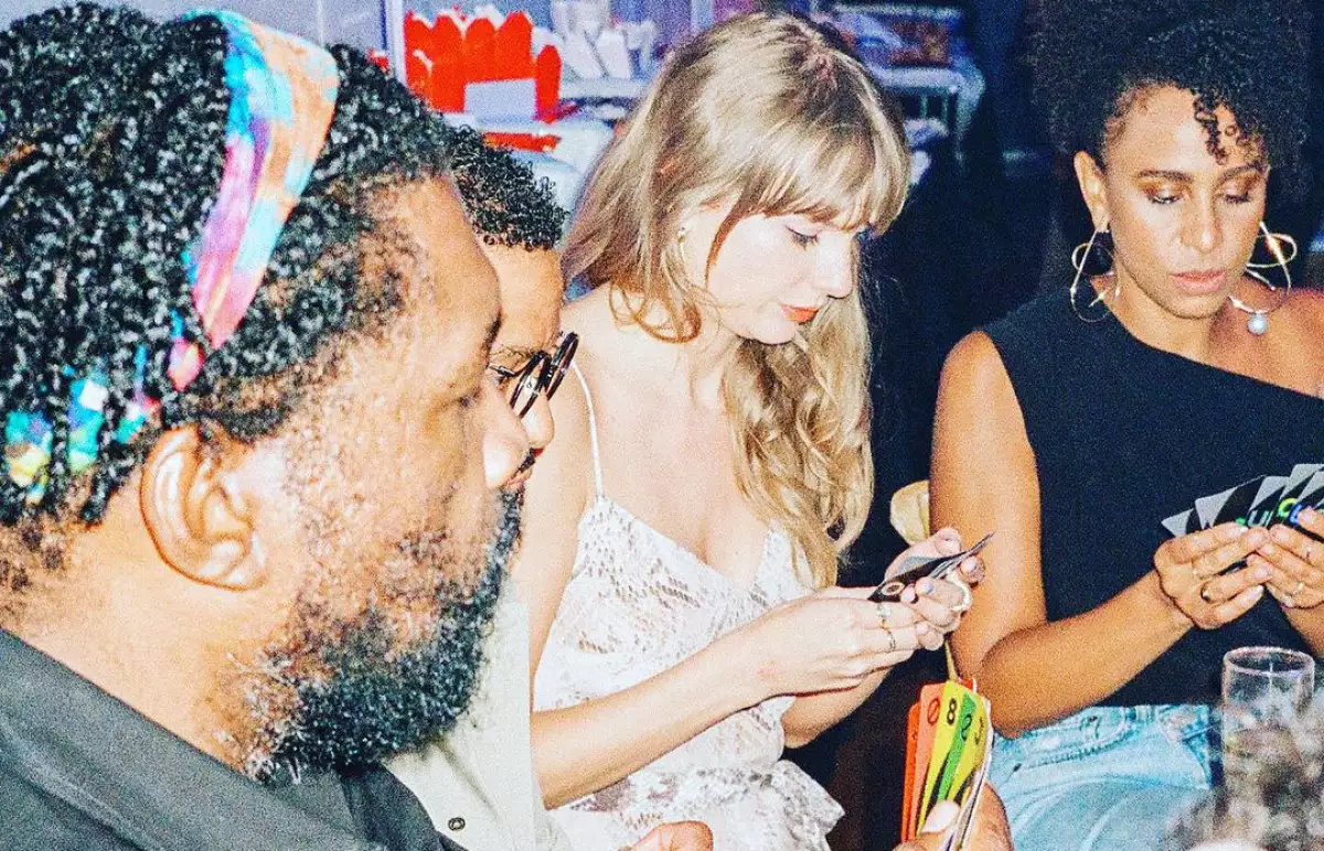 Taylor Swift jugando Uno