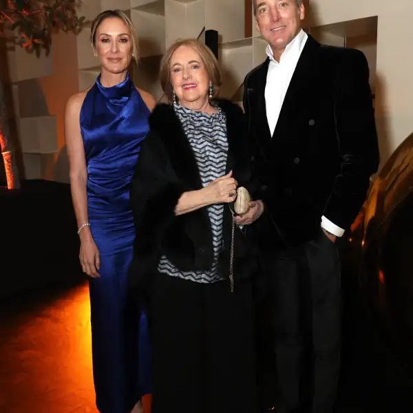 Alejandra Garza y Teresa Caballero con Mauricio Lobeira