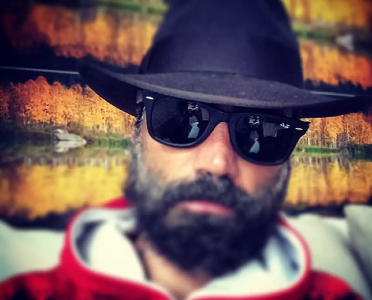 Empezando con sus selfies, pasando por sus fotos en familia y terminando con sus viajes: aquí las razones para seguir al cantante en la red social.