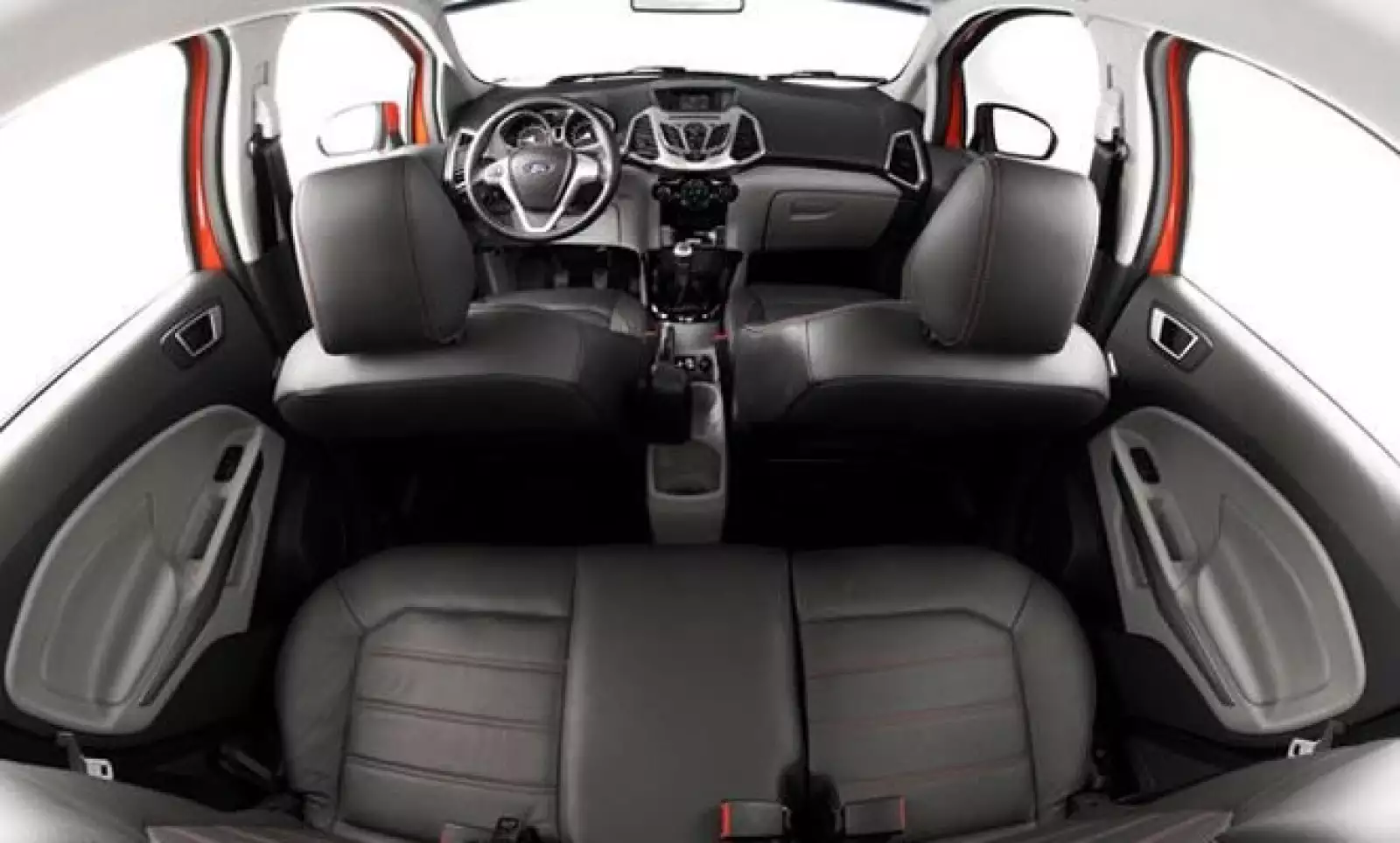 Este crossover es más grande que el anterior modelo, tanto en altura como en distancia entre ejes, por lo que el espacio en la cabina es mayor y hay más versatilidad.