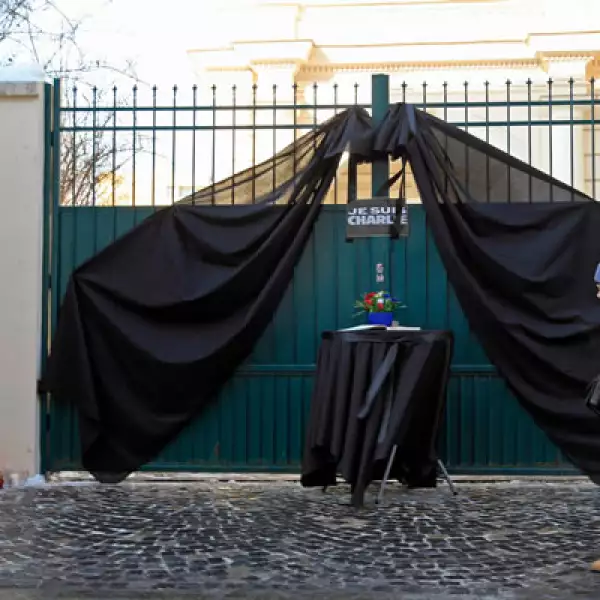 Manifestantes colocaron flores y fotos de las víctimas en la embajada de Francia en ese país.