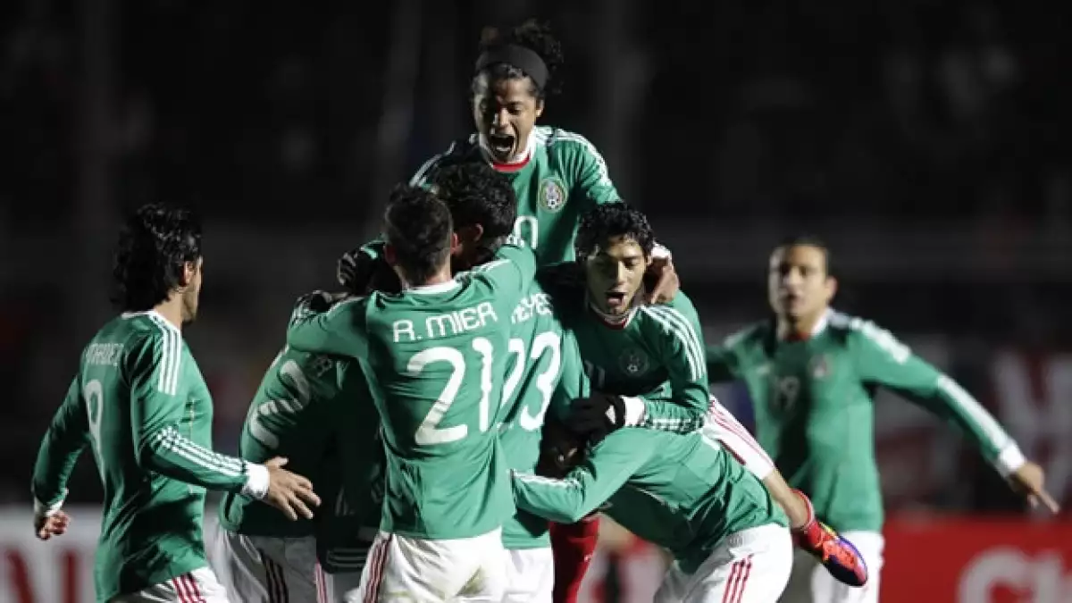 México anota un gol contra Chile en la Copa América