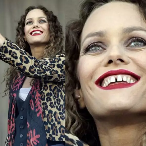 La novia de Johnny Depp, Vanessa Paradis, tiene una dentadura muy mala y cada que sonríe la deja al descubierto. Mejor ¡que ya no sonría!