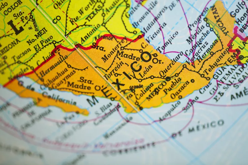 Un mapa de México con división política destaca en un globo terráqueo. 