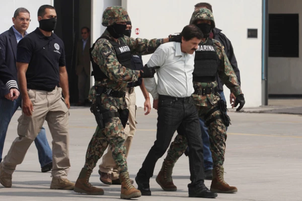 El comisionado de Seguridad dio a conocer tres videos; en uno se muestra el momento en el que el narcotraficante escapa del penal de máxima seguridad.