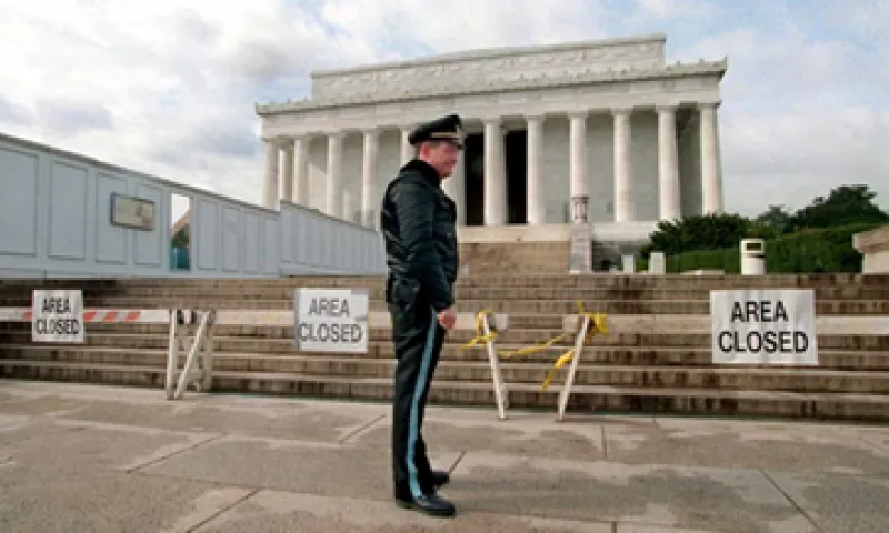 Los trabajadores que sigan laborando durante el cierre recibirán su sueldo hasta que la parálisis administrativa termine.  (Foto: Cortesía CNNMoney)