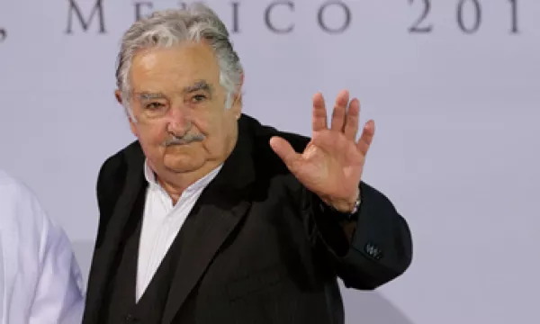 El mandatario dijo no estar de acuerdo con que sólo unas cuantas familias estén al frente de diversos medios. (Foto: Reuters )