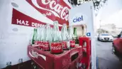 Reja de envases de vidrio de Coca-Cola. Femsa anunció un aumento de precios en sus productos en México. 