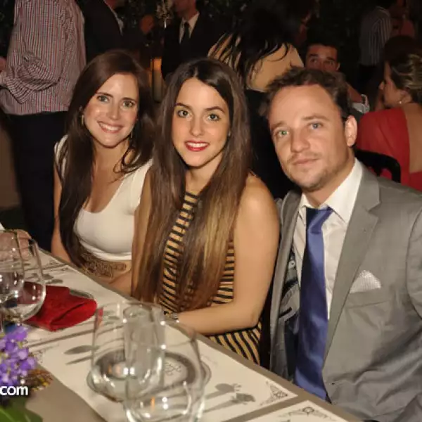 Alba e Isa Almada con Gabriel Robles