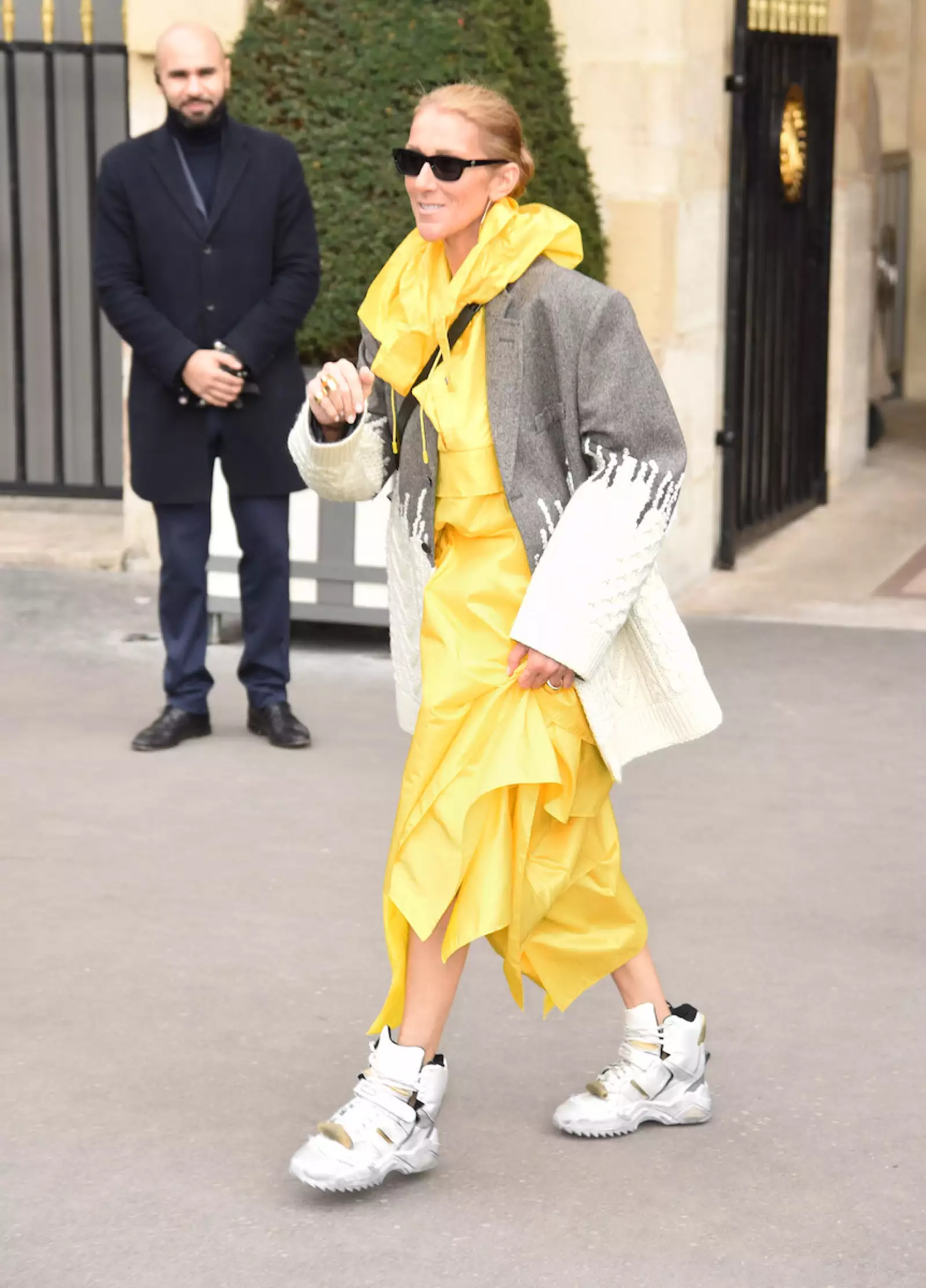 Celine Dion en un vestido y tenis de Margiela