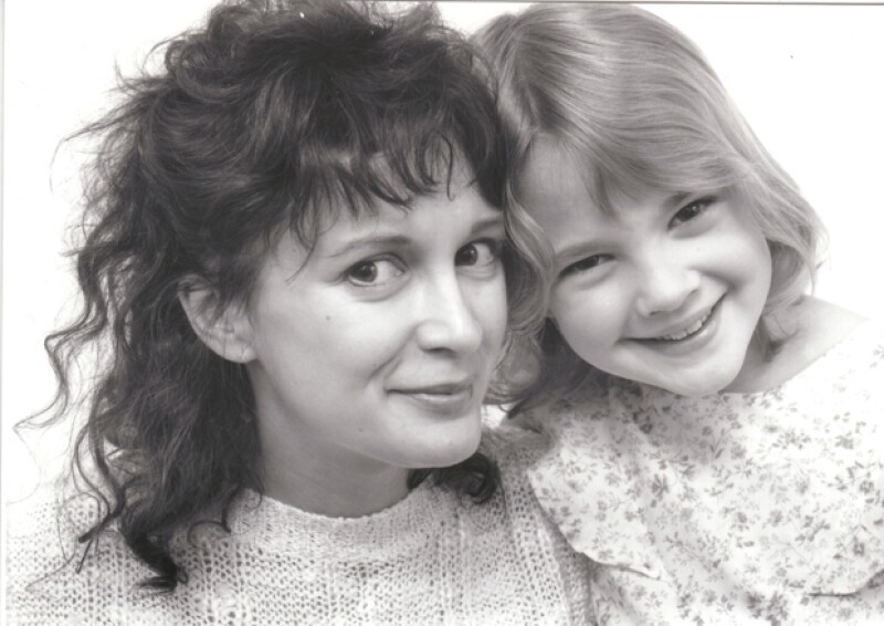 La actriz se emancipó de su madre Jaid Barrymore a los 13 años alegando que ella era una mala influencia en su vida.