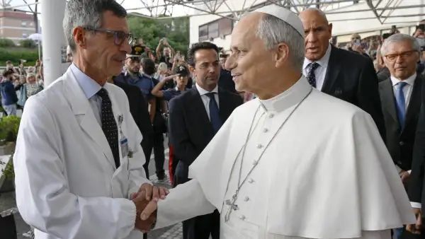 El papa León XIV estrecha la mano de su cirujano Stefano Margaritora al salir del hospital Gemelli de Roma, tras una operación para extirparle un tumor canceroso del pulmón derecho.