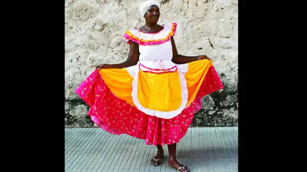 Algunas lugareñas usan vestidos típicos para bailar malapé, un baile originario de África.