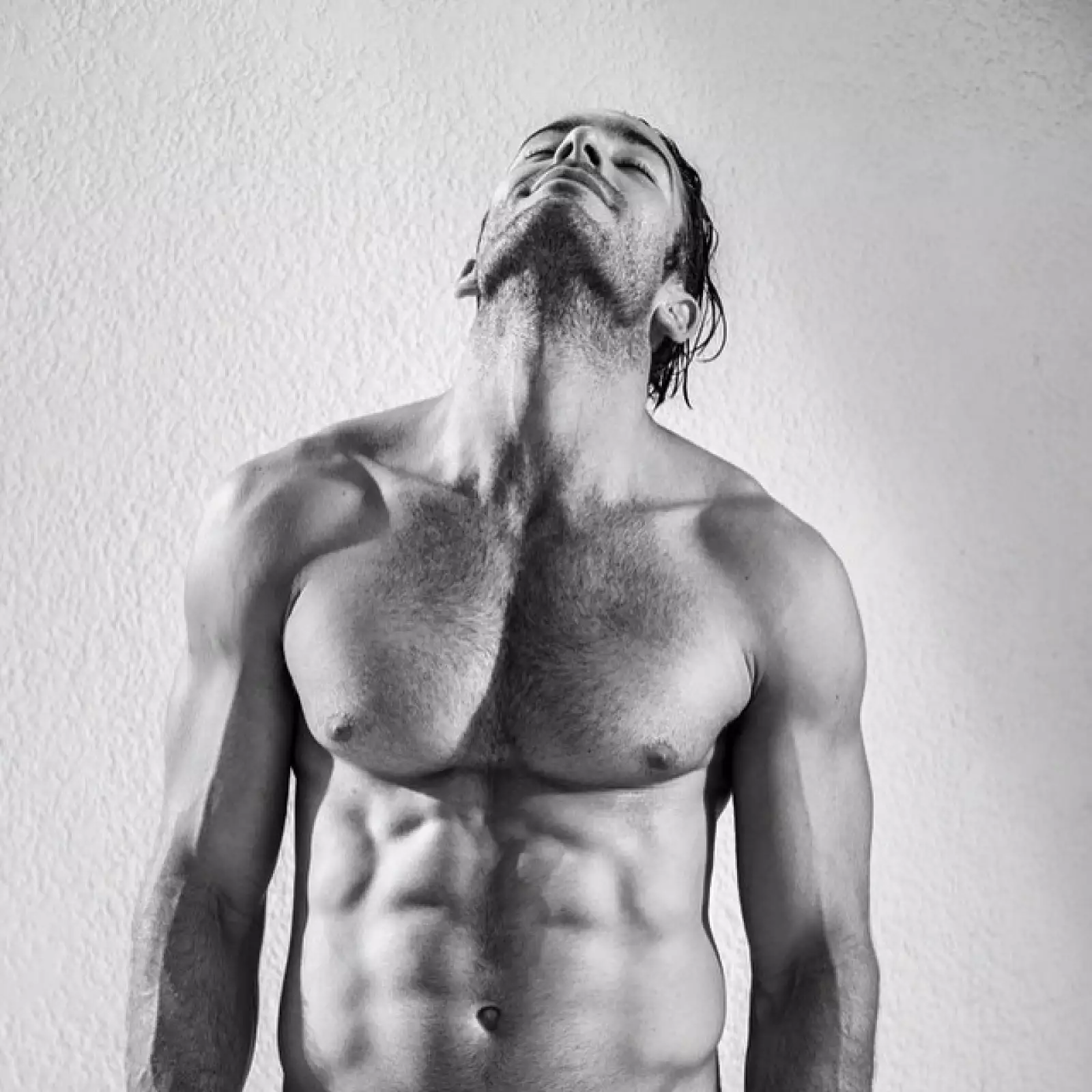 No hacen falta colores para percibir la galanura del actor.