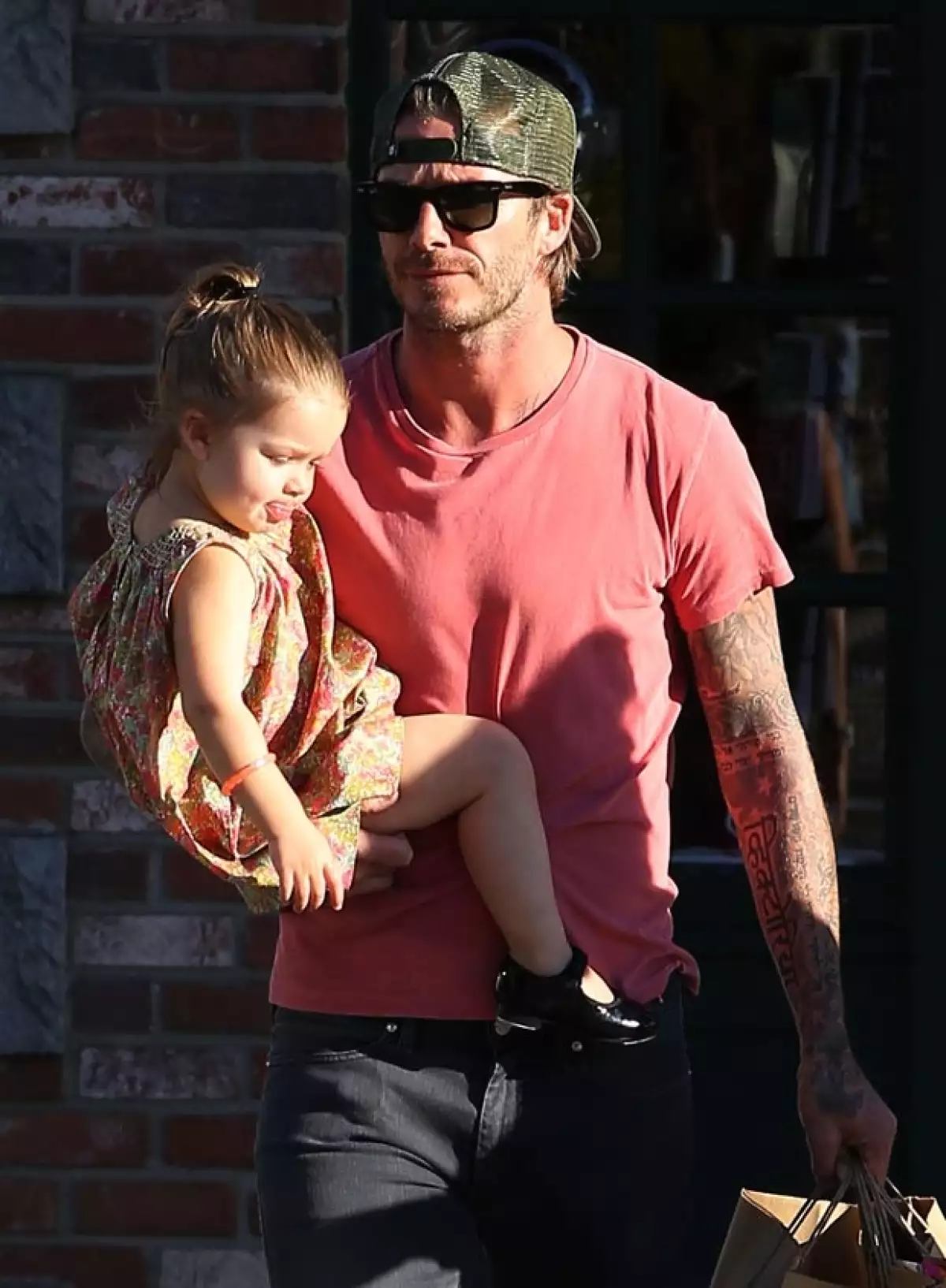 David no soltó a su hija, quien lucía un vestido floreado.