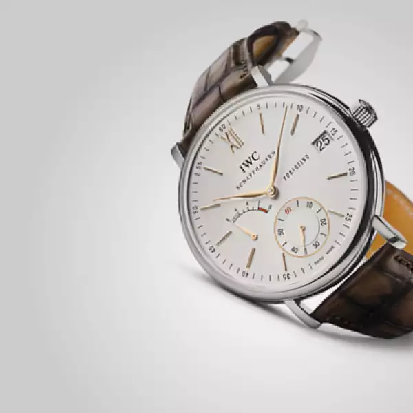 Para celebrar 25 años de la creación del primer Portofino, IWC retoma su diseño original, pero con mejoras en su maquinaria suiza, haciéndola más precisa. Tiene un diámetro de 40 mm, reserva de batería hasta por 192 horas y oro rojo en su carátula frontal