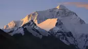 Alpinista polaco hace historia: desciende del Everest esquiando sin oxígeno
