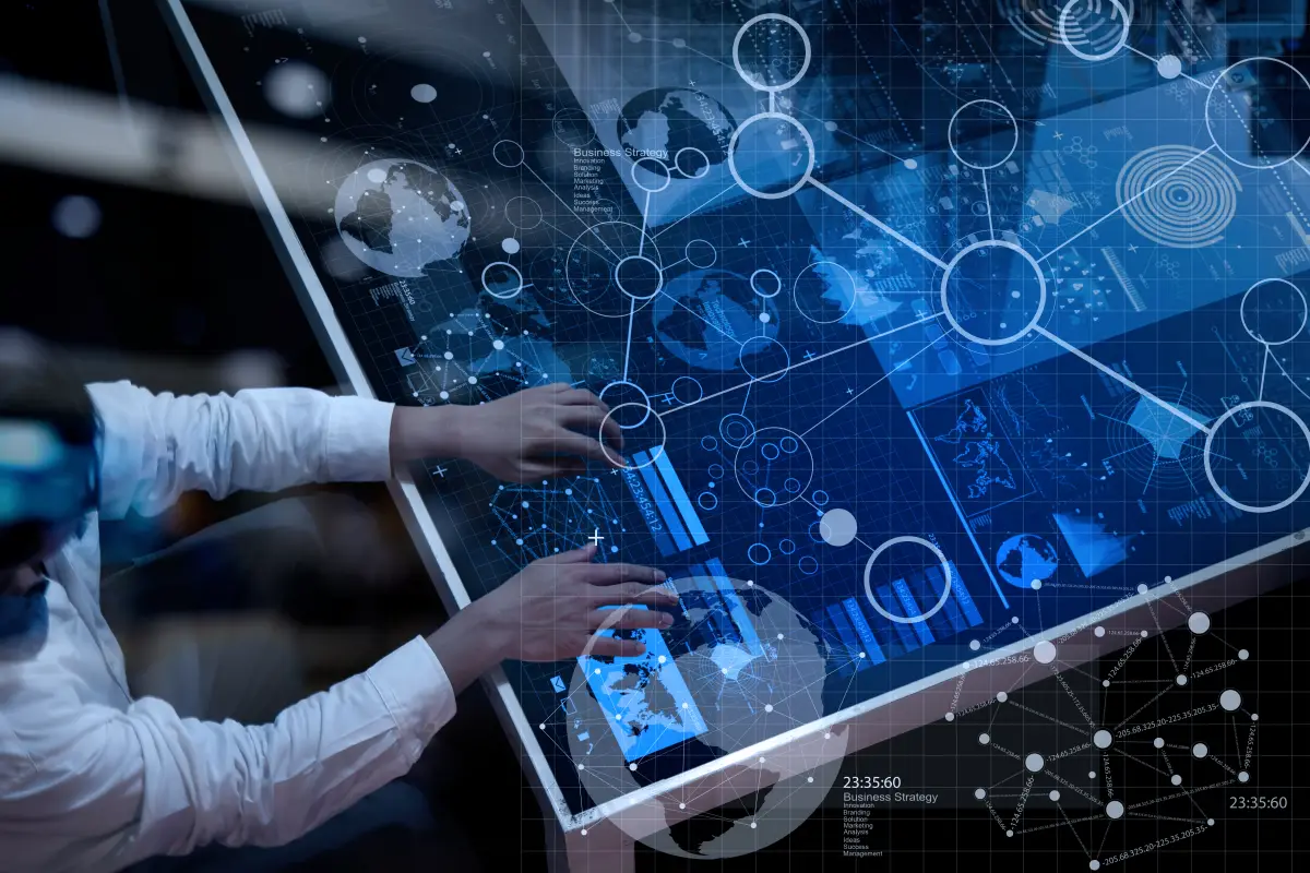 Vista superior de la mano de los empresarios trabajando con tecnología moderna y efecto de capa digital como concepto de estrategia de negocios