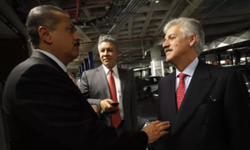 El diputado David Penchyna (al centro) dijo que se revisarán el tipo de cambio, el precio del petróleo y el déficit fiscal. (Foto: Notimex)