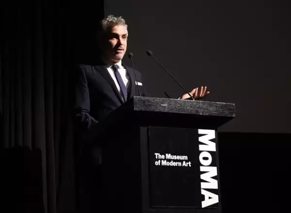 El cineasta recibió este lunes un homenaje por su labor cinematográfica, tomó la tribuna y ante la élite cultural neoyorquina protestó por la desaparición de los 43 estudiantes en Iguala.