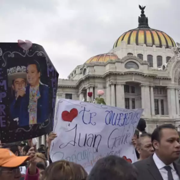 Afuera de Bellas Artes por el homenaje a Juan Gabriel.