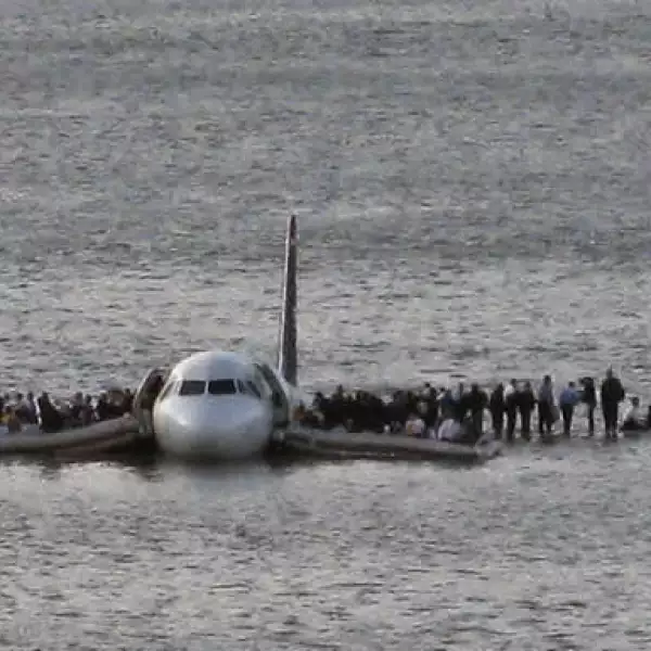 El piloto del vuelo 1549 Chesley Sullenberger, ex piloto de combate de la Fuerza Aérea con 40 años de experiencia, reportó que había chocado con pájaros a pocos kilómetros del aeropuerto.