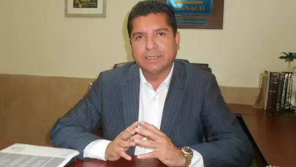 El independiente declinó por el candidato del PAN, Francisco Javier García Cabeza de Vaca.