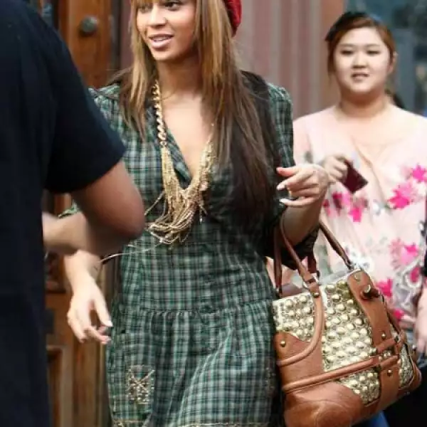 Beyonce y una bolsa en combinación con su vestido, sale de compras en Soho, Nueva York.
