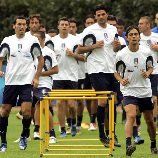 La selección italiana viajará con toneladas en equipos de gimnasio, también llegará con su propia pasta. Además instalaron cables de alta velocidad en fibra óptica para ver los canales italianos.