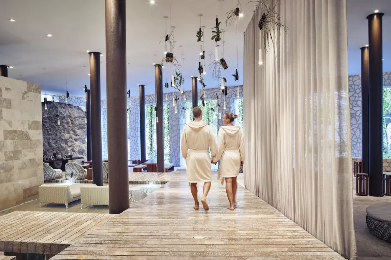 PAREJA DE LA MANO CAMINANDO EN MULUK SPA