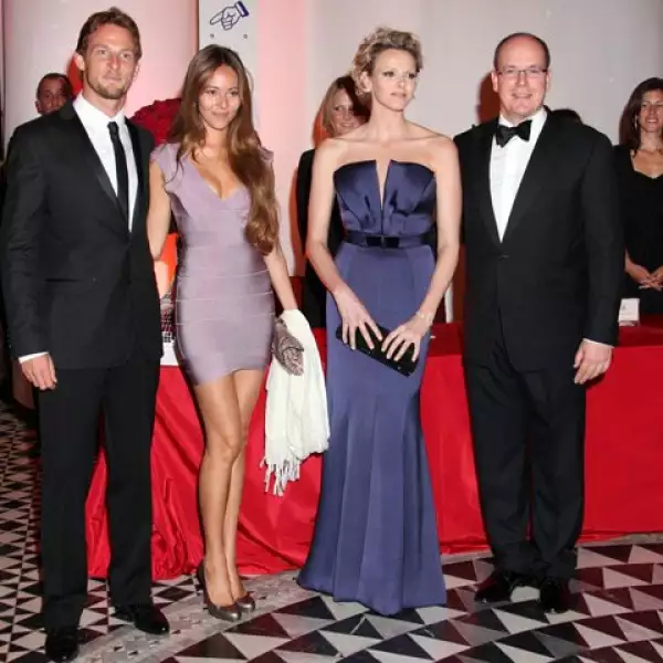 Charlene Wittstock y Principe Alberto II; ella eligió un vestido largo azul, con escote palabra de honor.