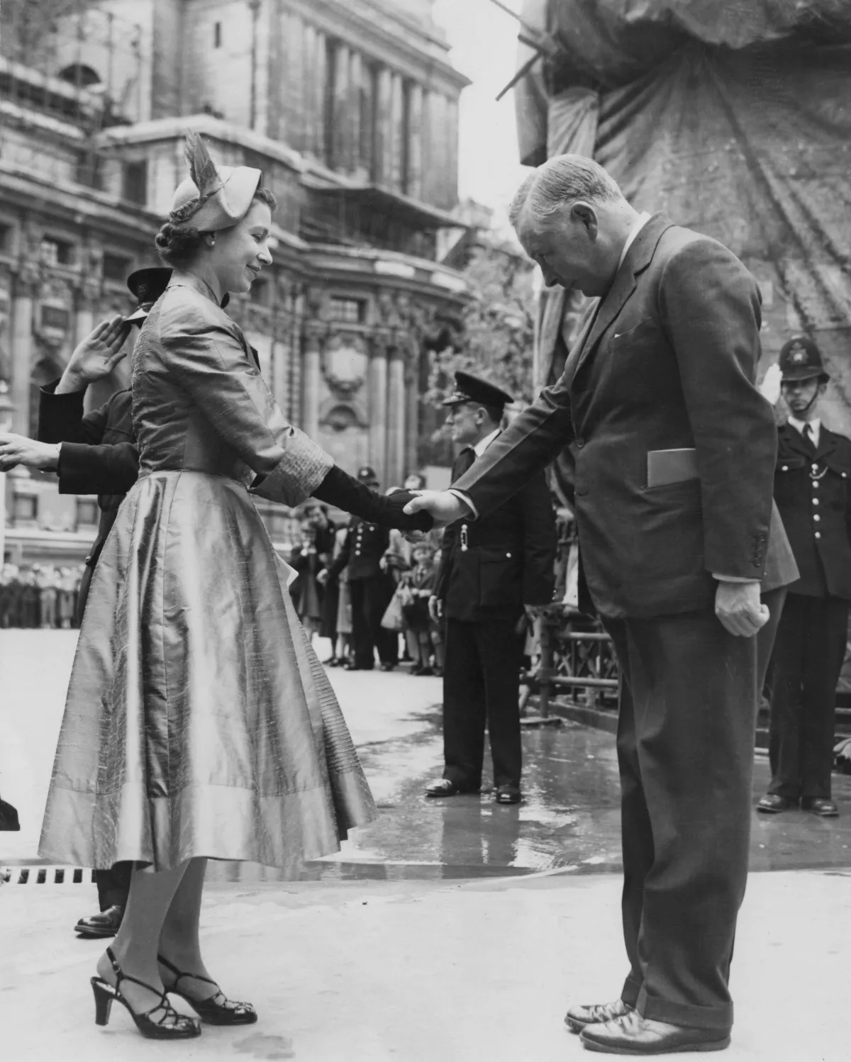 Bernard Fitzalan-Howard, duque de Norfolk, e Isabel II