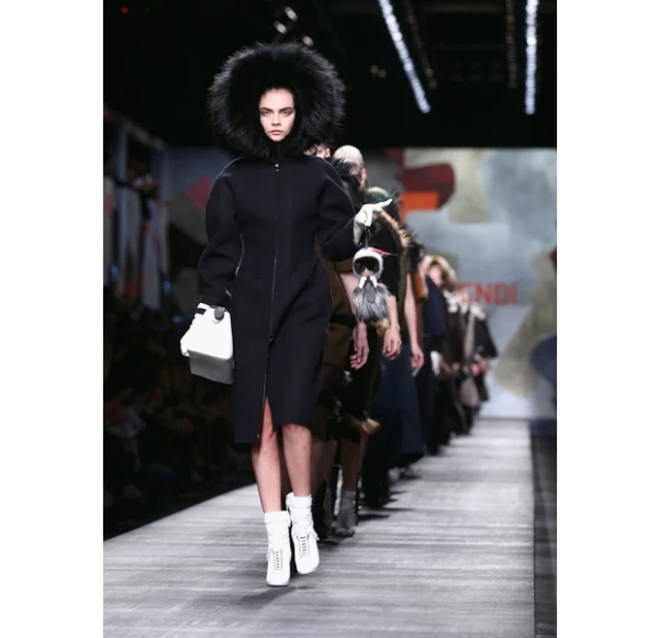 La modelo caminó en la pasarela de Fendi, firma liderada por el creativo Lagerfeld.