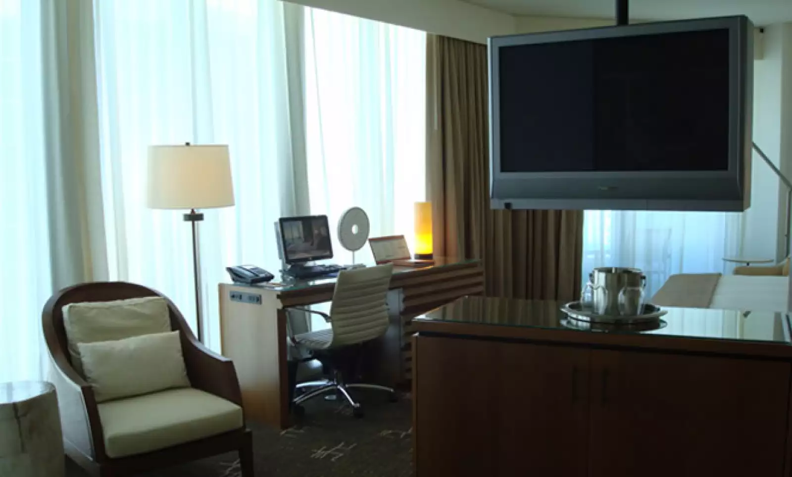 En los pisos 29 y 30 están las habitaciones y suites del nivel club, que tiene acceso exclusivo al lounge. Las habitaciones de estos niveles con vista a la ciudad empiezan en los 287 dólares y con vista a la bahía van desde los 327 dólares.