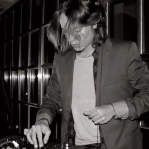 El hijo del expresidente francés normalmente suele usar atuendo sencillos, como camisas con pequeños estampados y pantalones de mezclilla, pero su perspectiva del balance es increíble. Suele usar c...